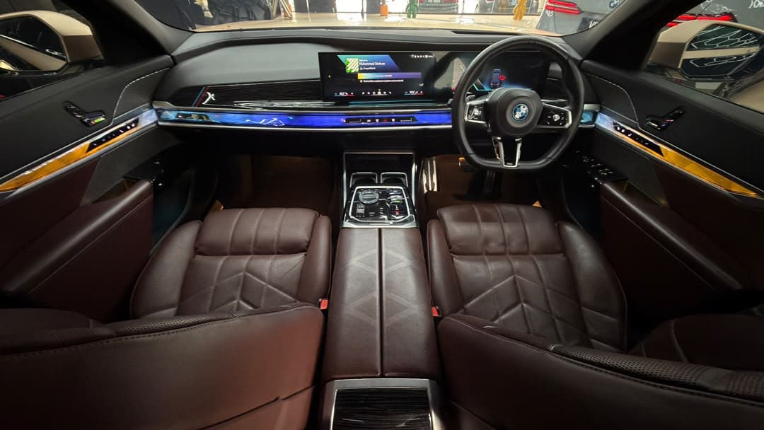 2025 BMW I7 G70 - image 1