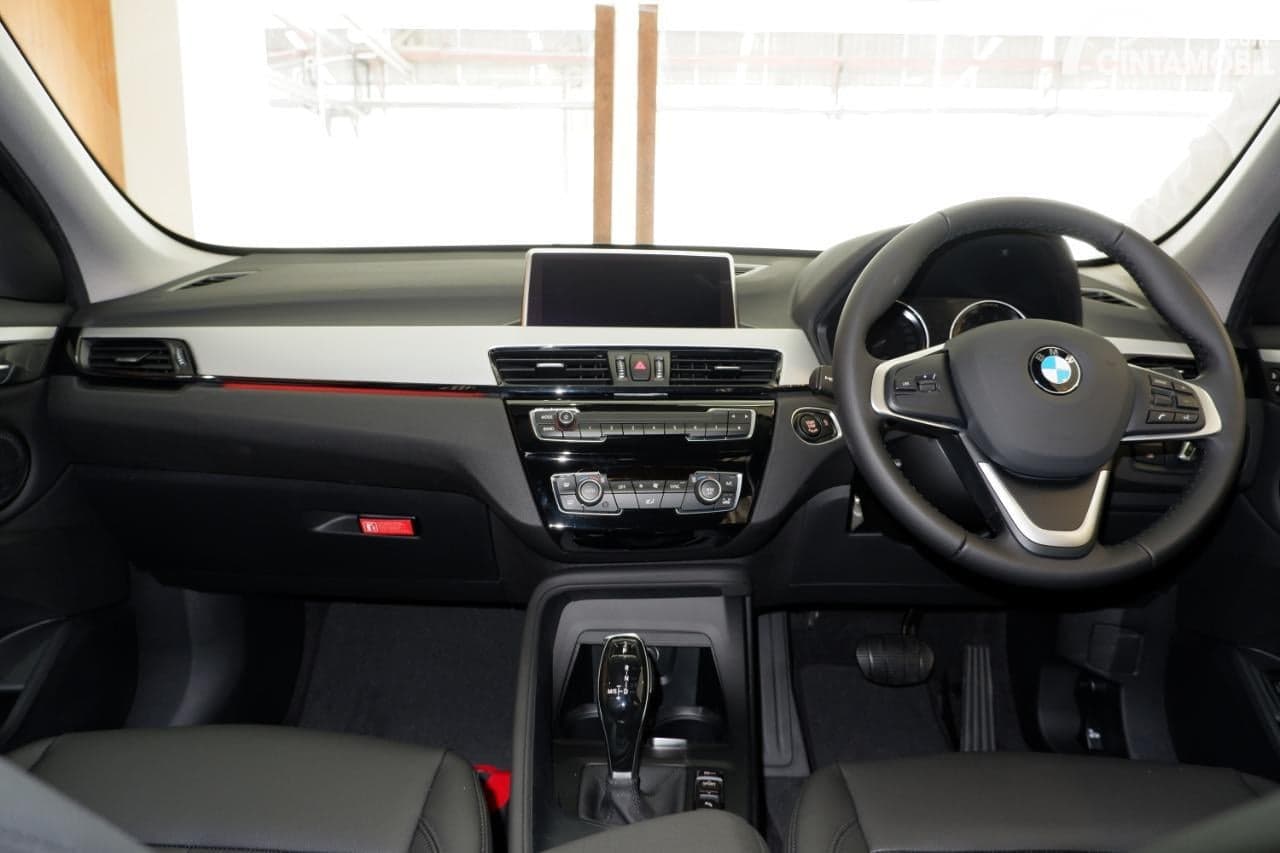 2023 BMW X1 S Drive - image 1